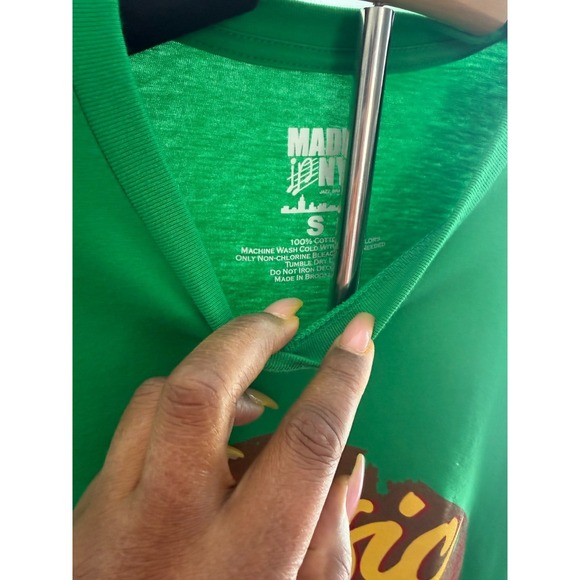 Made NY Green Music Makes Me Happy Graphic T-Shirt Small - Picture 4 of 5